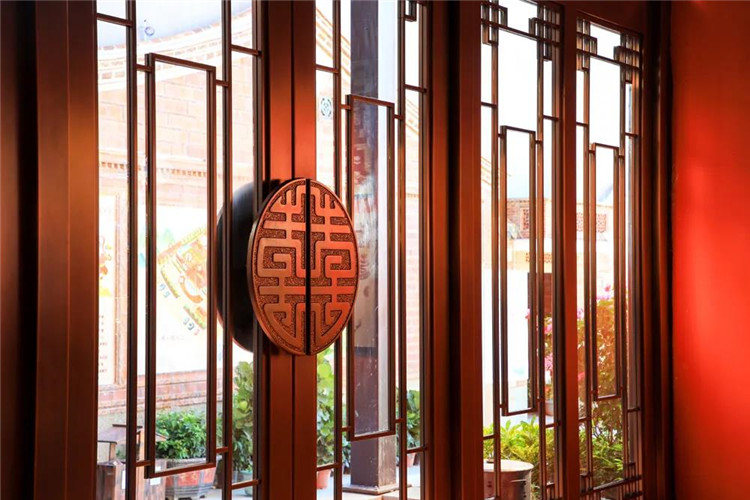 碧瓦朱甍，醉美閩南印象，來(lái)旺良品堂文化館銅門(mén)！