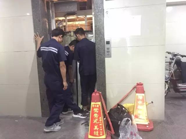  危險(xiǎn)！千萬別再用身體擋電梯自動(dòng)門了