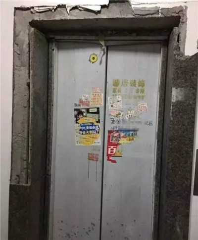  危險(xiǎn)！千萬別再用身體擋電梯自動(dòng)門了
