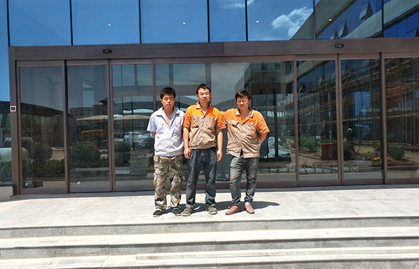 延安市交通安全宣傳教育基地自動(dòng)門(mén)，玻璃感應(yīng)門(mén)安裝現(xiàn)場(chǎng)合影