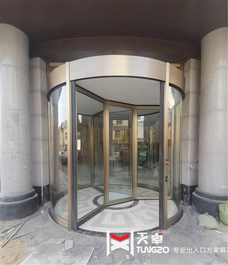 旋轉(zhuǎn)門(mén)安裝現(xiàn)場(chǎng)