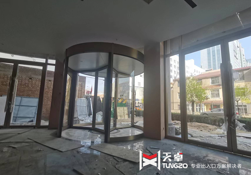 地彈門(mén)安裝現(xiàn)場(chǎng)